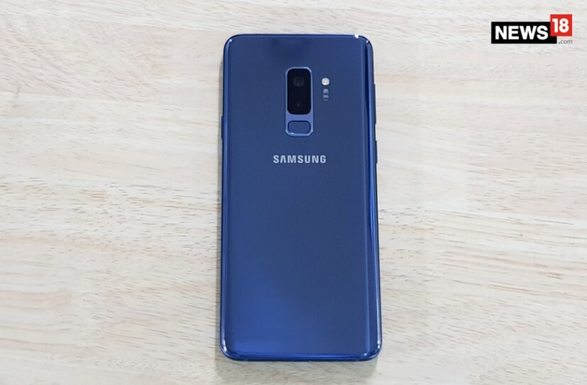 • Samsung Galaxy S9+: ফোটোগ্রাফার বোনকে এই ফোন গিফ্ট করতেই পারেন ৷ ফোনের কাজও মিটবে, পাশাপাশি শখের ফোটোগ্রাফিও হবে ৷ কারণ এই ফোনে রয়েছে ডুয়াল অ্যাপারচার-যুক্ত ব্যাক ক্যামেরা, 2X টেলিফোটো জুম লেন্স ৷ সঙ্গে রয়েছে ৩,৫০০ এমএএইচ ব্যাটারিও ৷ এর দাম পরবে ৬৪,৯০০টাকা ৷