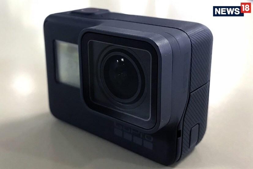 • GoPro Hero Waterproof Action Camera: ফোটো তোলার নেশা আজকাল প্রায় সকলেরই বোনও যদি ফোটো লভার হন তাহলে তাঁর জন্য আদর্শ উপহার হতে পারে GoPro Hero Waterproof Action Camera ৷ ছোট সাইজের, অল্প ওজনের এই ক্যামেরা বহন করার পক্ষেও উপযুক্ত ৷ ১০ মেগাপিক্সেল লেন্স রয়েছে ওয়াটারপ্রুফ এই ক্যামেরায় ৷ ওয়াইফাই ব্যবহার করে ভিডিও, ছবি ফোনে ট্রান্সফার করা যায় ৷ এই ক্যামেরার দাম পড়বে প্রায় ১৩,৯৩০ টাকা ৷