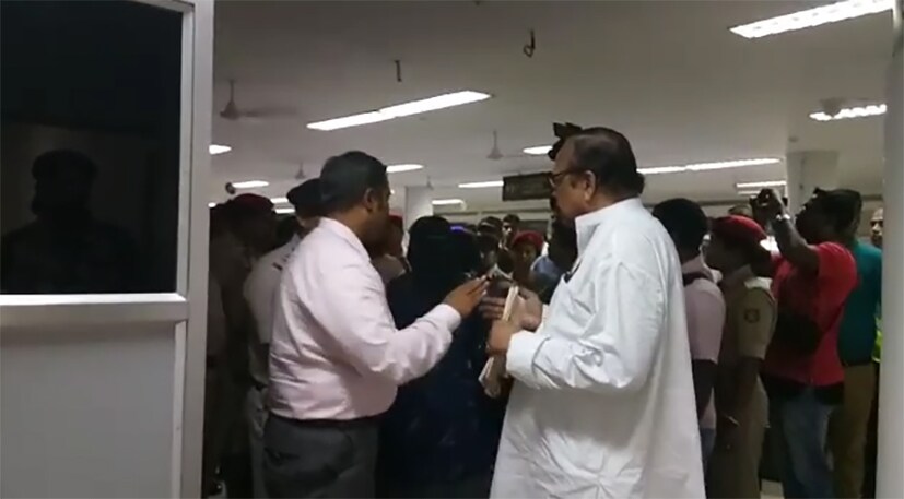 আটকে দেওয়া হয়েছে অসমে তৃণমূল সাংসদদের কনভেনশনের আয়োজকদেরও ৷ শিলচর বিমানবন্দরে তাদেরও আটকে দেয় প্রশাসন ৷