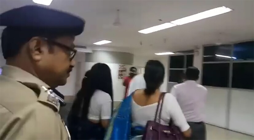 বিমানবন্দরের ভিতরে মহিলা তৃণমূল সাংসদদের মারধরের অভিযোগ উঠেছে ৷