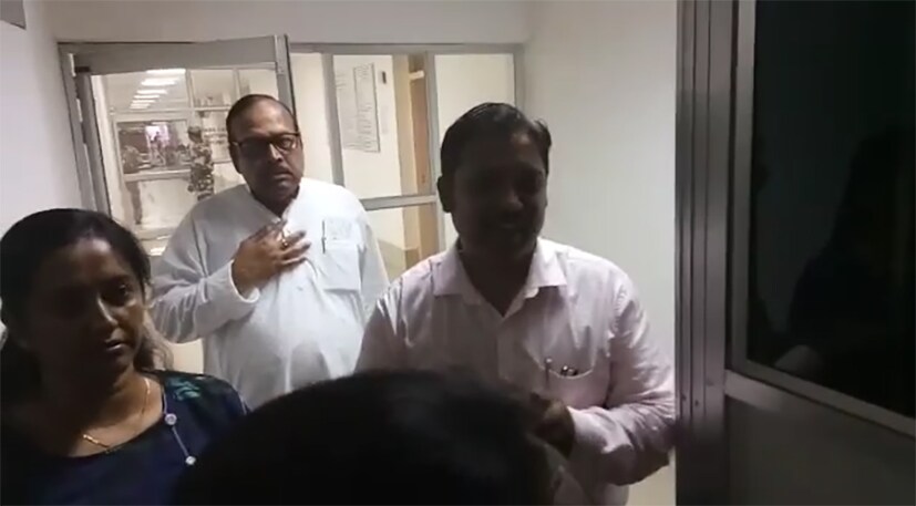  সুখেন্দুশেখর রায়ের অভিযোগ, ‘পরিকল্পিতভাবে আটকানো হয়েছে ৷ মহুয়া মৈত্র, মমতাবালা ঠাকুরকে মারধর করেছে অসম পুলিশ ৷’