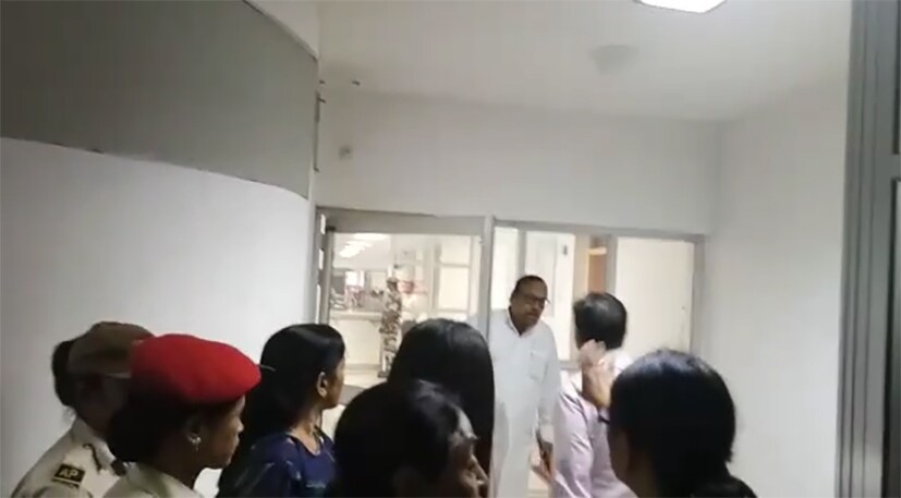 বিমানবন্দরে ধর্ণায় তৃণমূল কংগ্রেসের ৷