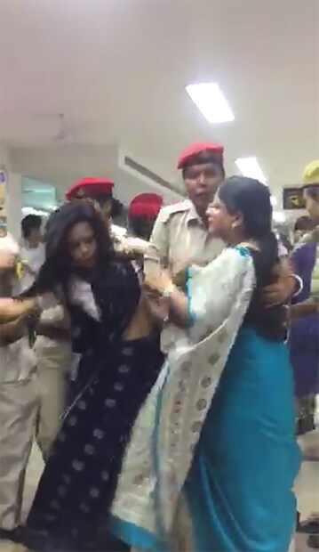 দলের মহিলা সাংসদদের গায়ে হাত তুলেছে পুলিশ, মহুয়া মৈত্র, মমতাবালা ঠাকুরকে মারধর করেছে অসম পুলিশ ৷’ 