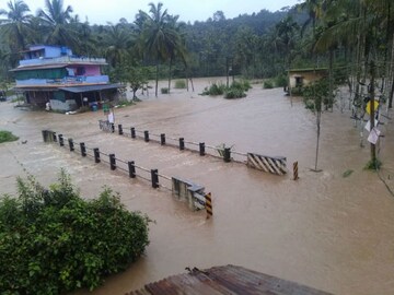 Kerala Rains: প্রবল বৃষ্টিতে স্তব্ধ জনজীবন, মৃত ২০ Kerala Rains: প্রবল বৃষ্টিতে স্তব্ধ জনজীবন, মৃত ২০