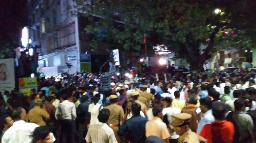 প্রায় ২২৫ ফুট গভীর কুয়োর ১১০ফুটে আটকে আছে সানা । এই ঘটনায় ব্যাপক চাঞ্চল্য ছড়িয়েছে বিহারের মুঙ্গের জেলায় 