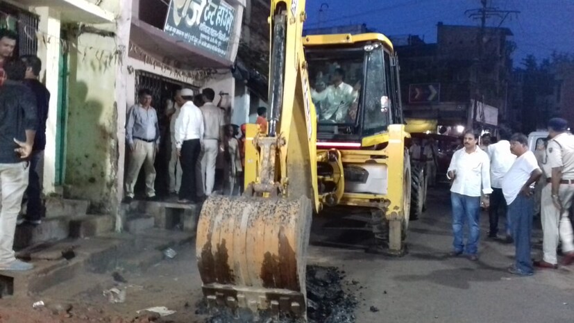 ৩১ জুলাই, মঙ্গলবার দুপুরবেলায় এই দুর্ঘটনার যুদ্ধকালীন তৎপরতায় শুরু হয়েছে উদ্ধারকাজ । উদ্ধারকাজ চালাচ্ছে রাজ্যের দুর্যোগ মোকাবিলা বাহিনীর সদস্যরা ।