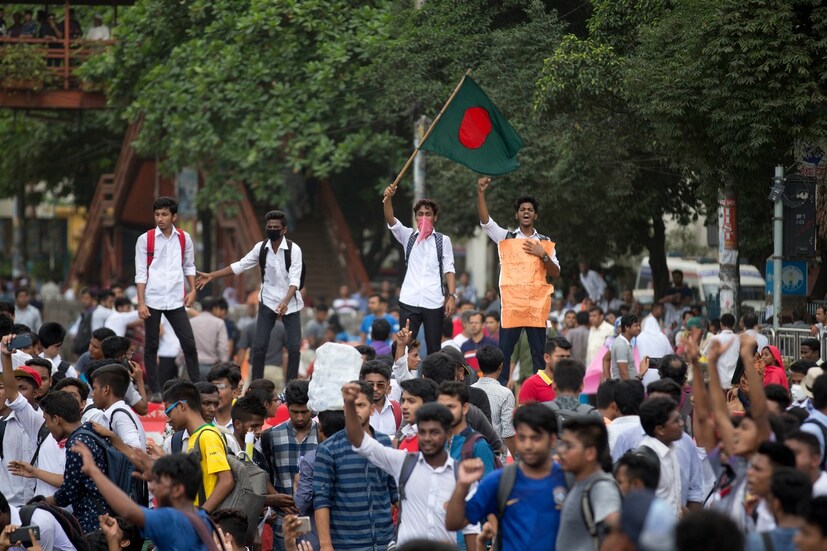 বিক্ষোভ ও গাড়িতে আগুন ধরিয়ে দেওয়ার ঘটনায় ছড়িয়েছে উত্তেজনা৷ (Image: AP)