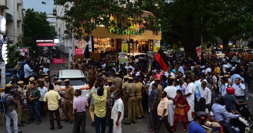 সোমবার সন্ধ্যায় হাসপাতালের তরফে মেডিক্যাল বুলেটিনে জানানো হয়েছে, বেশি বয়স হওয়ার কারণে করুণানিধির অঙ্গ-প্রত্যঙ্গ সচল রাখাই এখন চ্যালেঞ্জ৷ (Image: News18)