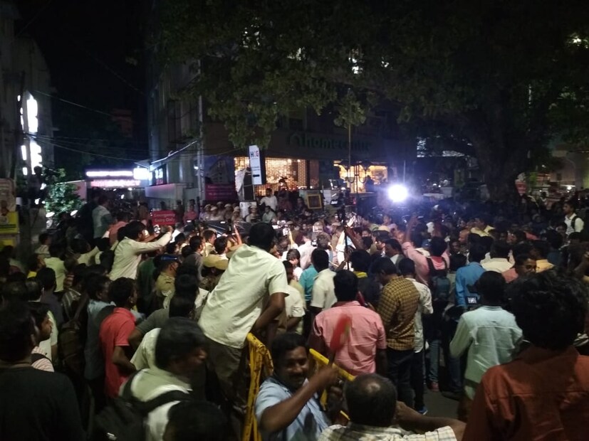 প্রিয় নেতার শারীরিক অবস্থার কথা শুনে হাসপাতালের বাইরে ব্যাপক ভিড়৷ করুণানিধির ছবি হাতে কাঁদছেন তাঁর সমর্থক ও অনুগামীরা৷  (Image: News18)