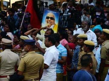 IN PICS: হাসপাতালের বাইরে সমর্থকদের ভিড়, কলাইনরের জন্য প্রার্থনা-কান্না