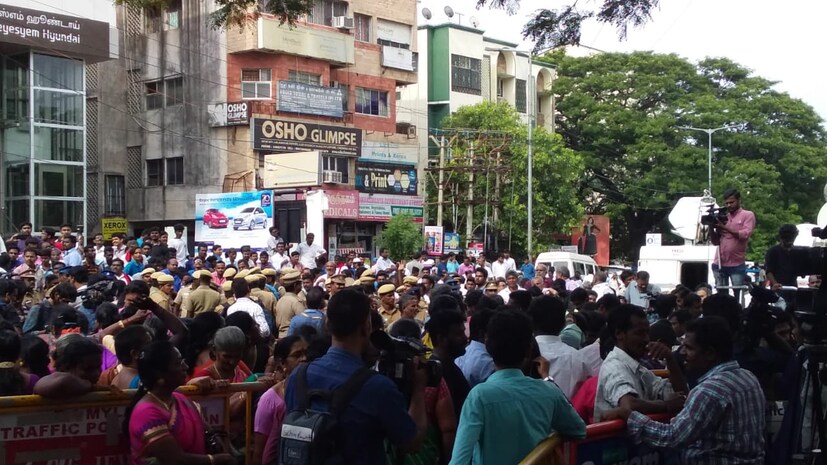 প্রিয় নেতার স্বাস্থ্যের অবনতির কথা শুনে হাসপাতালের বাইরে ভিড় জমিয়েছেন ভক্তেরা ৷  (Image: News18)