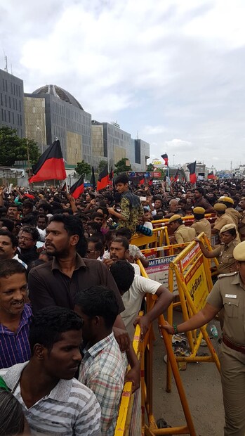তাঁকে শ্রদ্ধা জানাচ্ছেন বহু মানুষ। স্বভাবতই নিরাপত্তাও জোরদার করা হয়েছে। (Image: News18)