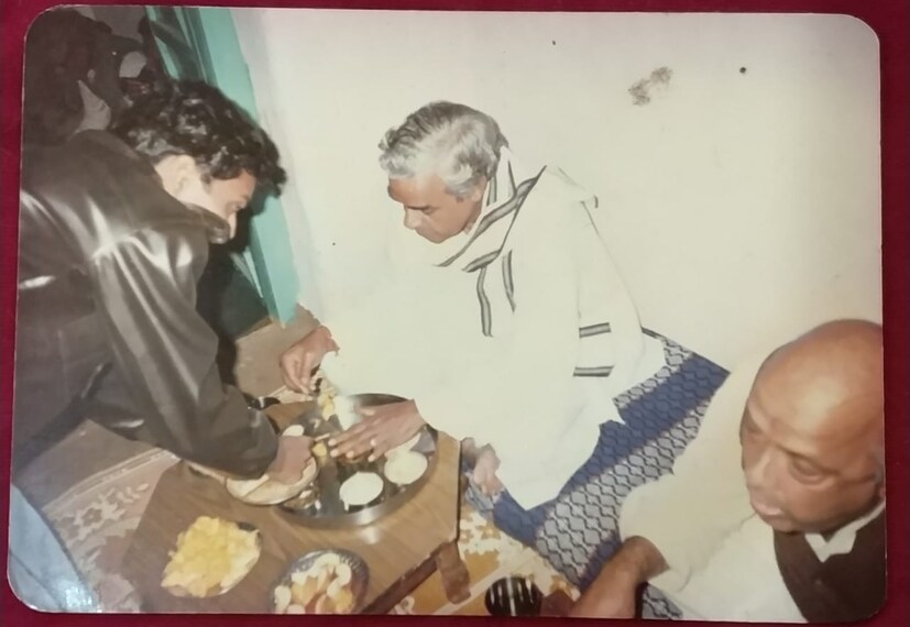 দাদা বলিরাম কৈশপের আমন্ত্রণে তিনি নিলম চাঁদ সংখলার বাড়িতে পৌঁছান। সেখানে তিনি ভোজন ও করেন, খুব সহজ এবং সরলতা ভাবে তিনি সংখলা পরিবারের সাথে মাটিতে বসে যান (Image: News18)