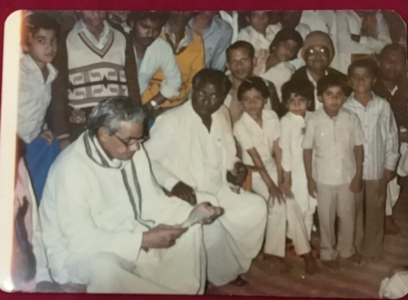 সংখলা পরিবারের সঙ্গে প্রাক্তন প্রধানমন্ত্রী অটলবিহারী বাজপেয়ী। (Image: News18)