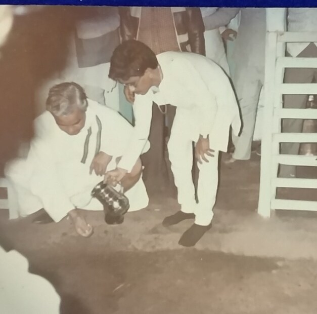 সেখানে তিনি ভোজন ও করেন, খুব সহজ এবং সরলতা ভাবে তিনি সংখলা পরিবারের সাথে মাটিতে বসে যান (Image: News18)