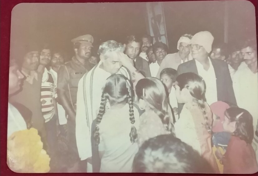 তাঁকে দেখতে ভিড় জমা হয়েগেছিল ৷ তিনি সবার সঙ্গে হাসি মুখে দেখা করেন আর ফটোও তোলেন ৷ (Image: News18)