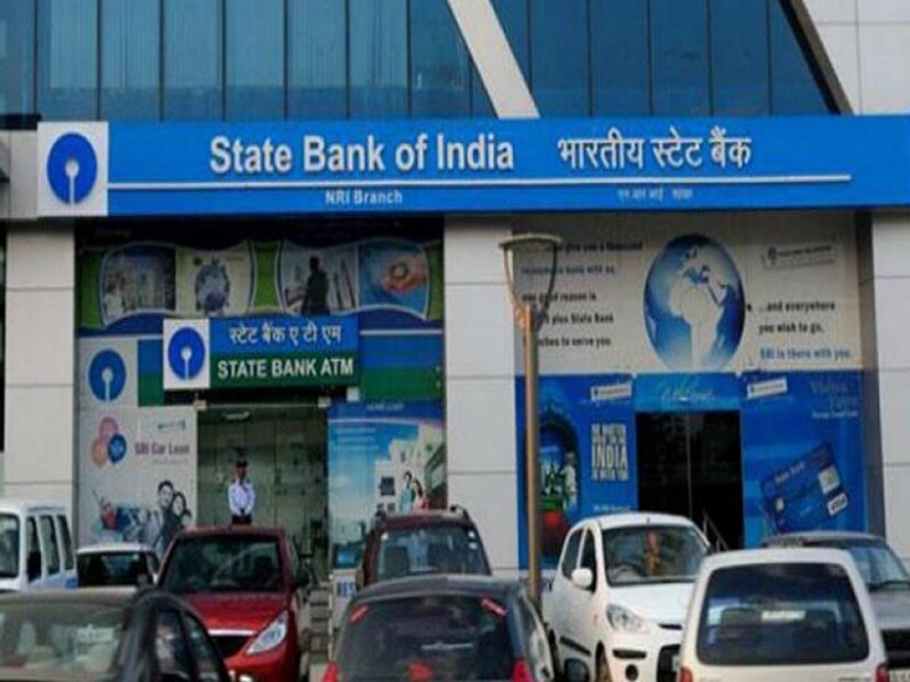 বেশিরভাগ গ্রাহকেরাই SBI এটিএম পরিষেবাই ব্যবহার করেন ৷ এই ব্যাঙ্কের এটিএম কার্ড দিয়ে আপনি অনেক কাজ করতে পারেন ৷ শুধু টাকা তোলা, এটিএমের পিন বদল কিংবা মিনি স্টেটমেন্টই নয় ৷ আরও বেশ কিছু সুবিধা মেলে এটিএম কার্ড থেকে ৷ সেই সব পরিষেবা ও চার্জ সম্পর্কে বেশিরভাগ গ্রাহকই ওয়াকিবহাল ৷ কিন্তু এছাড়াও আরও কিছু সাধারণ ব্যাঙ্কিং পরিষেবার বিনিময়ে গ্রাহকদের থেকে চার্জ আদায় করে এসবিআই ৷ (Representational Image)