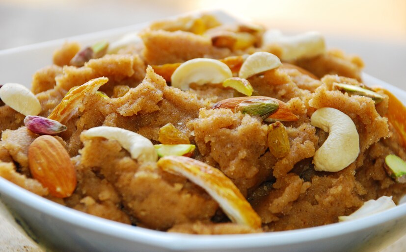 সুজি/আটার হালুয়া: বর্ষার দিনে হালুয়া না খেয়ে কি থাকা যায়? সুজি বা আটা দিয়ে খুব সহজেই হালুয়া তৈরি করা যায়। আর তাই যখন তখন মিষ্টি খেতে ইচ্ছে করলে হালুয়া তৈরি করে খাওয়াই যায়। 