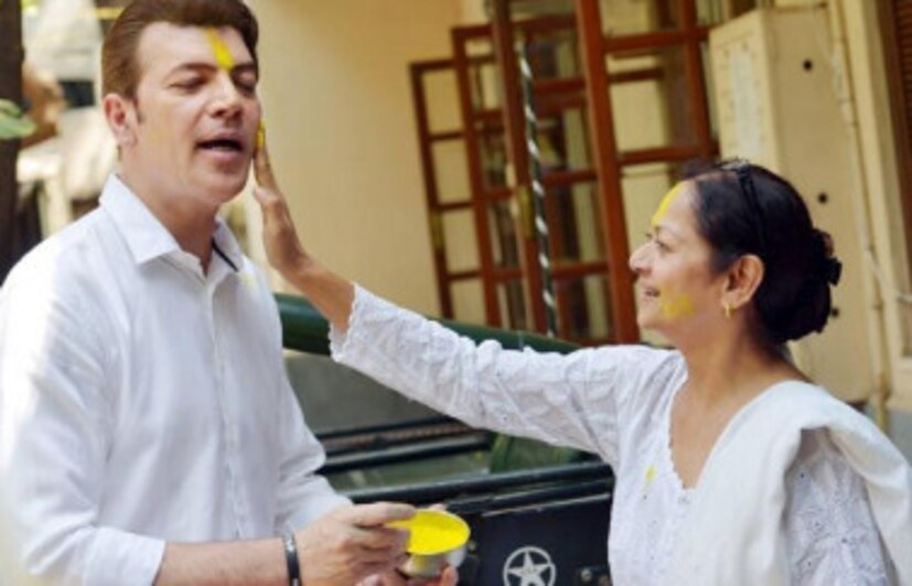 বলিউডের এমনই আরেক কাপল আদিত্য পাঞ্চোলি-জারিনা ওয়াহাব । ৬ বছরের ছোট আদিত্যকে বিয়ে করার সময় জারিনা শুনেছিলেন ভাইকে বিয়ে করছেন তিনি ।