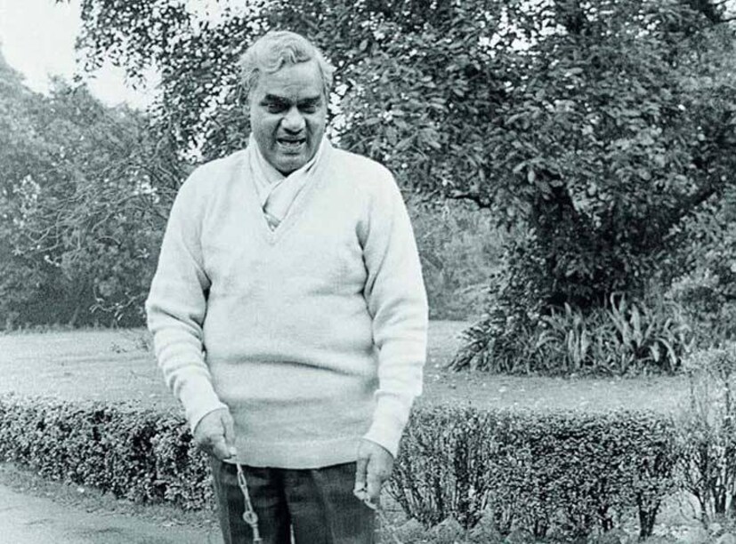 তাঁর জীবনের শুরুর দিনটাই ছিল বড় দিন। মধ‍্যপ্রদেশের গোয়ালিয়ে, ২৫ ডিসেম্বর, ১৯২৪ সালে ৷ 