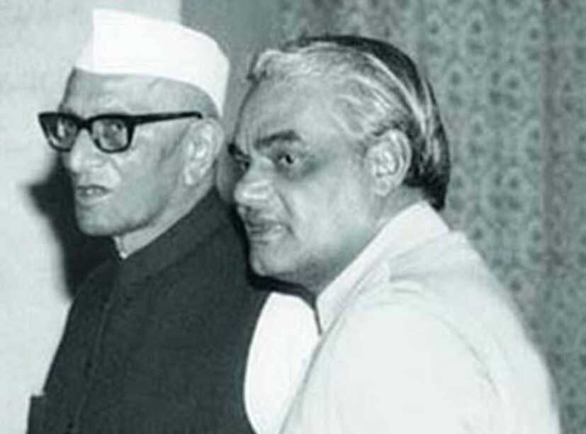 ১৫ বছর বয়সে রাষ্ট্রীয় স্বয়ং সেবক সংঘে যোগ দেন। সেখানে প্রশিক্ষণ নেন ১৯৪০ থেকে ৪৪ সাল পর্যন্ত৷ সাতচল্লিশে আরএসএসের প্রচারক হন তিনি 