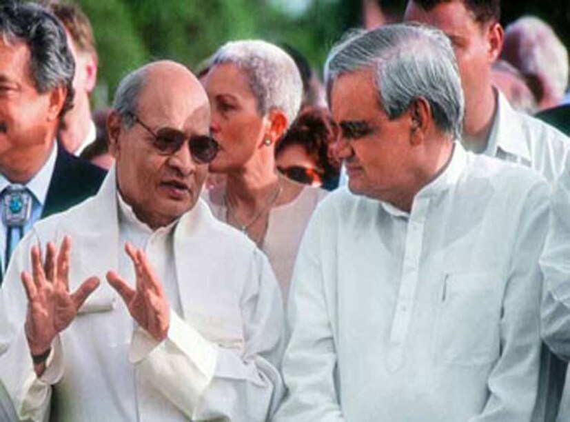 দীনদয়াল উপাধ‍্যায়ের সংবাদপত্র রাষ্ট্রধর্ম, হিন্দিতে আরএসএসের মুখপত্র পাঞ্চজন‍্যের পাশাপাশি একাধিক দৈনিকের জন‍্য কলম ধরেন তিনি