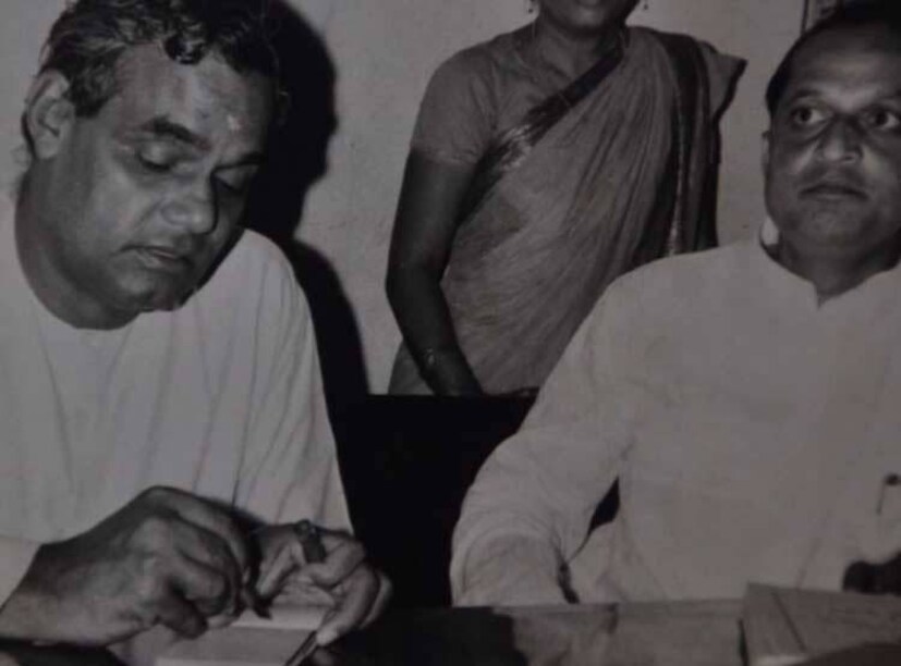 ১৯৫৭ সালে প্রথমবারের জন‍্য সংসদে পা দেন তিনি 