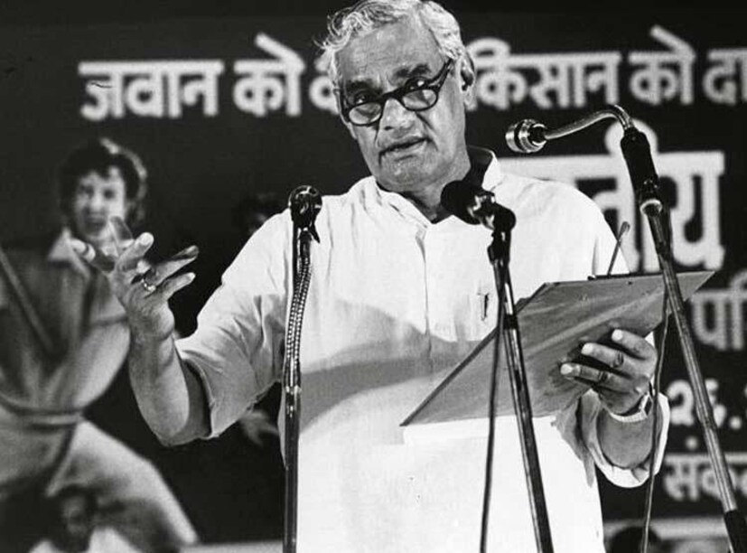 লোকসভায় ১০ বার নির্বাচিত হন আর রাজ‍্যসভায় ২ বার 
