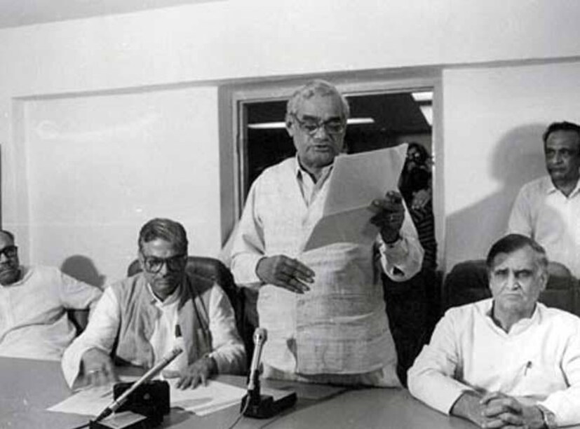 নজর কেড়েছিলেন অবশ‍্য শুরুতেই। সুযোগ পেয়েই সেই তরুণ সাংসদ তখন ঝড় তুলতেন। একের পর এক প্রশ্নবাণ ছুঁড়ে দিতেন নেহরু সরকারের দিকে।
