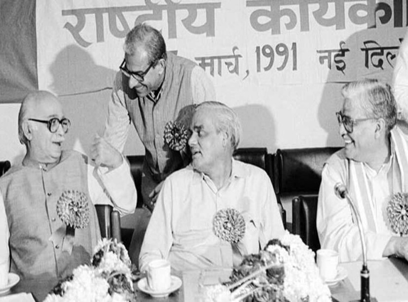 তাঁর বক্তৃতা, শব্দচয়ন, বক্তব‍্যের গভীরতা, হিন্দি ভাষায় দখল- এ সবই নজর কেড়েছিল দেশের প্রথম প্রধানমন্ত্রীর। ১৯৫৭-এ তাঁর বক্তৃতা শুনে জওহরলাল নেহরু বলেছিলেন, এই যুবক এক দিন দেশের প্রধানমন্ত্রী হবেন। 