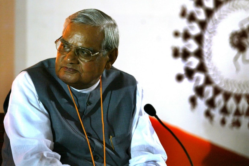 মৃত‍্যুর বয়স কত? কয়েক মুহূর্তও নয় জীবনের যাত্রা, ক্ষণিকের নয় জীবন-মৃত‍্যুকে তিনি এভাবেই দেখতেন। তাঁর জীবনের শুরুর দিনটাই ছিল বড় দিন। ২৫ ডিসেম্বর। যতবারই বাজপেয়ীর প্রসঙ্গ ওঠে, মনের কোনও না কোনও কোনা থেকে একটা প্রশ্নটা ঠিক উঁকি মারে --- জীবনে সব পেলেন, কোনও অপূর্ণতাই তো ছিল না! তাও কেন সারাটা জীবন একা থাকলেন ? তাও কেন সারাটা জীবন একা থাকলেন অটল বিহারী বাজপেয়ী ? কোথায় সমস্যা ছিল, কোথায় ছিল বাধা? কিন্তু অবিবাহিত হলেও তো আসলে একা ছিলেন না বাজপেয়ী ৷ মেয়ে, বাঙালি জামাই ও নাতনীকে নিয়ে পূর্ণ সংসার ছিল তাঁর ৷