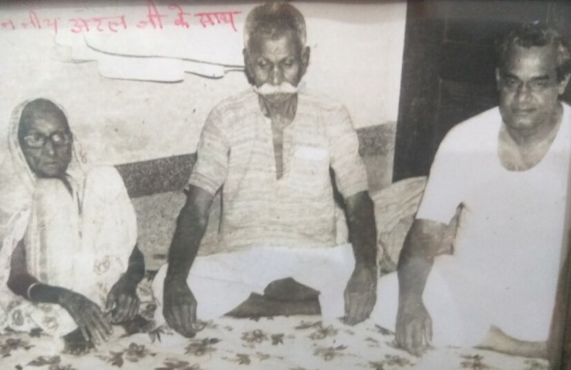 এমারজেন্সির বিরোধিতা করার সময় বিহার আসা যাওয়া লেগে ছিল বাজপেয়ীর ৷ যখনই বিহারে যেতেন তখনই হোটেলের বদে জনসঙ্ঘের মুন্দর সাহেবের বাড়িতে থাকতেন 