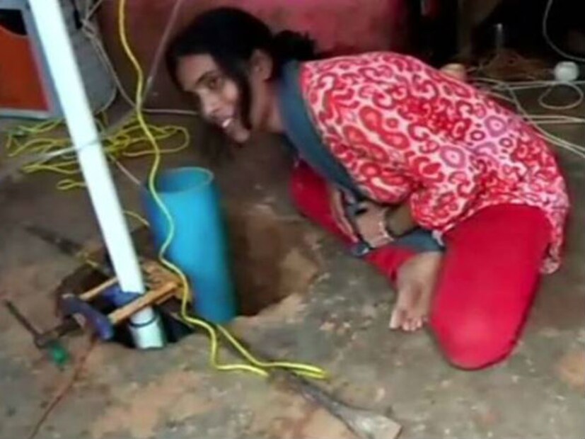 বাড়ির সামনে খেলা করছিল ৩ বছরের সানা  । খেলতে খেলতেই প্রায় ২২৫ ফুট গভীর একটি নির্মীয়মাণ কুয়োর মধ্যে পড়ে যায় ৩ বছরের ওই শিশু । এই ঘটনায় ব্যাপক চাঞ্চল্য ছড়িয়েছে বিহারের মুঙ্গের জেলায় । (Image: ANI)