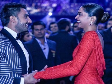 সোনা বা প্ল্যাটিনাম নয়, তাহলে বিয়ের জন্য কিসের তৈরি গয়না কিনলেন দীপিকা ? সোনা বা প্ল্যাটিনাম নয়, তাহলে বিয়ের জন্য কিসের তৈরি গয়না কিনলেন দীপিকা ?
