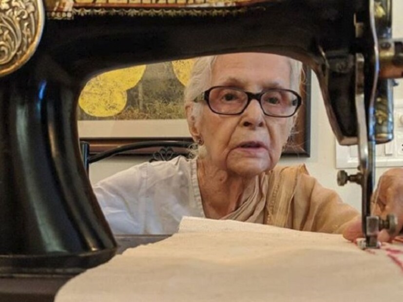 ৯০ ছুঁই ছুঁই বৃদ্ধা চালিয়ে চলেছেন পুরনো সেলাই মেশিন ৷ এতেই তো লুকিয়ে তাঁর জীবনের রসদ ৷ এই বয়সেই তিনি তৈরি করেছেন তাঁর নিজেস্ব ব্র্যান্ড ৷ পুরনো কাপড় দিয়ে তিনি তৈরি করছেন বটুয়া ব্যাগ ৷ Photo Courtesy: Instagram