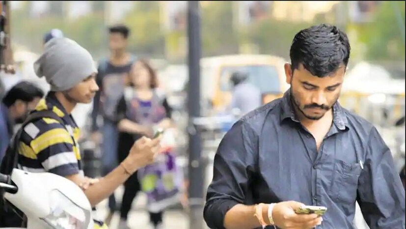 এসবিআইয়ের তরফে গ্রাহকদের সতর্ক করতে একটি ভিডিও রেকর্ড করা হয়েছে ৷ তাতে বলা হয়েছে, রেলওয়ে স্টেশন, বাস স্ট্যান্ড, বড় রাস্তার মোড়ের মতো পালবিক প্লেসে ফ্রি ওয়াই-ফাই ব্যবহার করে কখনই নেট ব্যাঙ্কিং পরিষেবা বা অনলাইনে টাকা লেনদেন করা সুরক্ষিত নয় ৷ এতে তথ্য চুরির আশঙ্কা থেকে যায় ৷