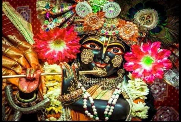 ভোগের সঙ্গে তুলসি পাতা দিতে কিন্তু ভুলবেন না ৷ ঘিয়ের প্রদীপ জ্বালিয়ে আরতি করুন ৷ সকাল থেকে ঘরে কৃষ্ণ নাম করতে পারেন ৷ ভোগের সঙ্গে তুলসি পাতা দিতে কিন্তু ভুলবেন না ৷ ঘিয়ের প্রদীপ জ্বালিয়ে আরতি করুন ৷ সকাল থেকে ঘরে কৃষ্ণ নাম করতে পারেন ৷