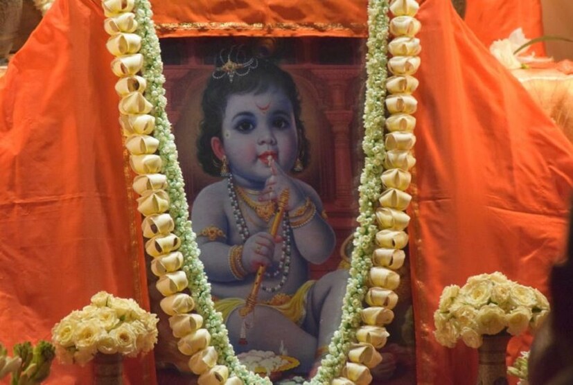 দুধ-ঘি-জল দিয়ে চান করিয়ে গোপালকে ভোগ দেওয়া হয় ৷ যারা এই ব্রত পালন করেন তাঁরা পুজোর আগে অবধি নিরম্বু উপবাস করেন, পুজোর পর করেন ফলাহার ৷ Photo- Collected