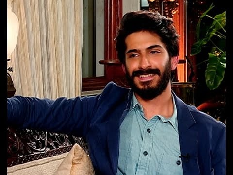 ডেবিউ হয়েছিল আগেই। তবে এই প্রথম কমার্শিয়াল ছবি- 'ভাবেশ জোশি সুপারহিরো'-এ দেখা গেল অনিল কাপুর পুত্র হর্ষবর্ধনকে। তবে এই ছবিতে তিনি ঠিক কী বোঝাতে চেয়েছেন, তা অনেকেরই বোধগম্য হয়নি। যদিও লুক নিয়ে এক্সপেরিমেন্ট থেকে অন্য ধরনের চরিত্র বাছাইয়ের চেষ্টা...বৈচিত্র আনার চেষ্টা করেছেন বৈকি!Photo Source: Collected ডেবিউ হয়েছিল আগেই। তবে এই প্রথম কমার্শিয়াল ছবি- 'ভাবেশ জোশি সুপারহিরো'-এ দেখা গেল অনিল কাপুর পুত্র হর্ষবর্ধনকে। তবে এই ছবিতে তিনি ঠিক কী বোঝাতে চেয়েছেন, তা অনেকেরই বোধগম্য হয়নি। যদিও লুক নিয়ে এক্সপেরিমেন্ট থেকে অন্য ধরনের চরিত্র বাছাইয়ের চেষ্টা...বৈচিত্র আনার চেষ্টা করেছেন বৈকি!Photo Source: Collected
