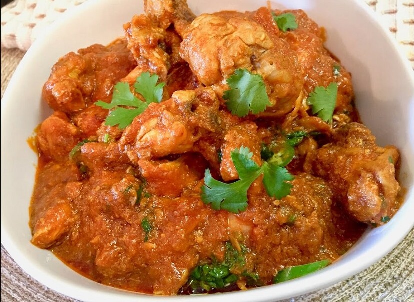 কাশ্মীরি ঝাল মুরগির মাংস ৷ প্রথমে ৩০০ গ্রাম মুরগির মাংস টুকরো করে কেটে ভালো করে পরিষ্কার করে রাখুন। মুরগির মাংসের সঙ্গে হলুদ, লঙ্কা, গোলমরিচ গুড়ো, দুধ ও লবণ মিশিয়ে ১০ মিনিট আলাদা করে রাখুন । ২ টেবিল চামচ তেল ফ্রাইপ্যানে গরম করে তার মধ্যে নুন মাখিয়ে রাখুন ৷ এরপর মুরগিটা ওই প্যানের মধ্যে ঢেবে দিন ৷ কিছুক্ষণ পর পেঁয়াজ, নুন, চিনি এবং ভিনিগার মুরগির মাংসে দিয়ে আবার কষাতে থাকুন ৷ কষানো হয়ে গেলে অল্প অল্প করে জল ঢেলে মাংসটা রান্না করে ফেলুন ৷