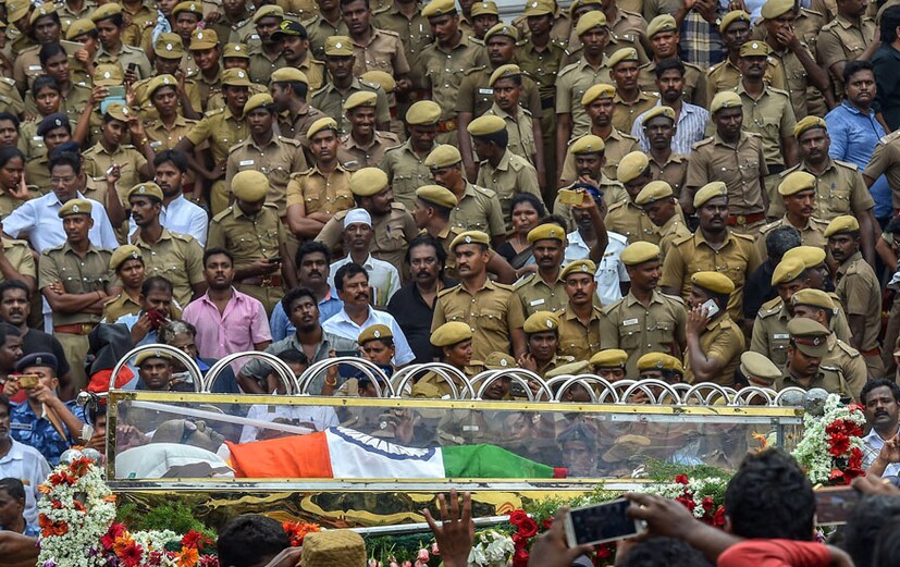 মাদ্রাজ হাইকোর্টের নির্দেশে মেরিনা বিচে দ্রাবিড় আন্দোলনের নেতা আন্নাদুরাইয়ের পাশেই সমাধিস্থ করা হল করুণানিধিকে ৷ (Image: PTI)