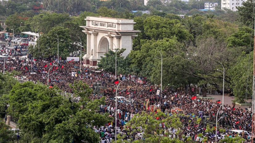 শেষযাত্রা শুরু হতেই চেন্নাইয়ের রাজপথে ঢল নামে। (Image: PTI)