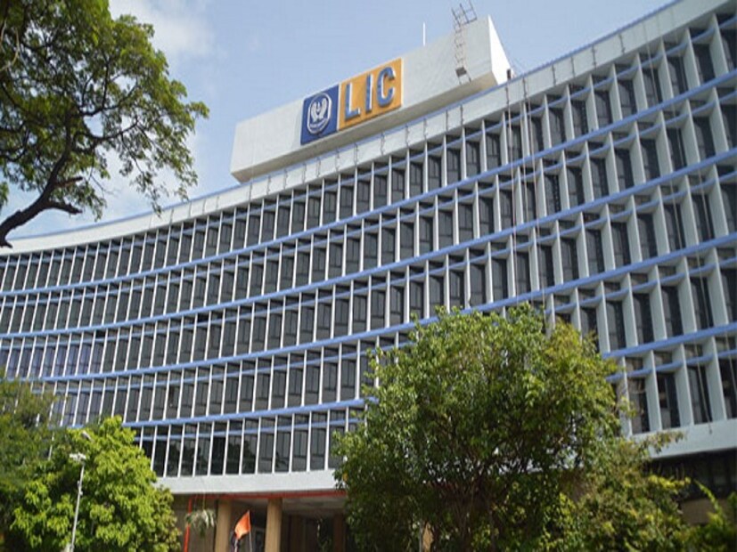 দেশের সবথেকে বড় ইনস্যুরেন্স কোম্পানি LIC -এর পলিসি গ্রাহকদের জন্য দুঃসংবাদ ৷ ফের জনপ্রিয় একটি পলিসি স্কিম বন্ধ করতে চলেছে LIC ৷ এর আগে ২০১৭ সালের ডিসেম্বরে LIC নিজেদের অত্যন্ত জনপ্রিয় পলিসি স্কিম জীবন অক্ষয় বন্ধ কর দেওয়ার কথা ঘোষণা করেন ৷ এখানেই শেষ নয়, আরও বেশ কিছু জনপ্রিয় স্কিম বন্ধ করে দিতে চলেছে এই সংস্থা ৷