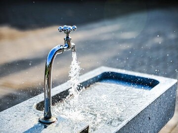 বেশি জল খেয়ে ভালো থাকার ফান্ডা ভুল, জানেন কি মৃত্যু পর্যন্ত হতে পারে