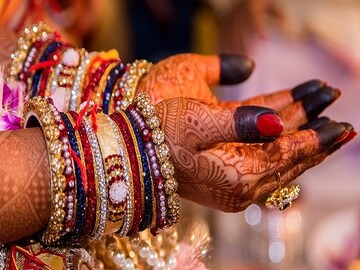 পাত্রপক্ষ দেখতে আসবে ? পোশাকের রং নির্বাচন করার আগে এগুলো জানা আবশ্যিক