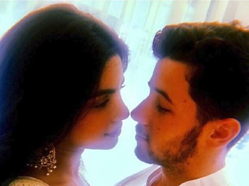  বলিউডের 'দেশিগার্ল' প্রিয়াঙ্কা চোপড়া এখন মিসেস জোনাস। যাবতীয় গুঞ্জনের অবসান ঘটিয়ে, শনিবার আমেরিকান পপ গায়ক নিক জোনাসের সঙ্গে রোকা ও এনগেজমেন্ট সেরে ফেললেন প্রিয়াঙ্কা।  Photo Source: Collected