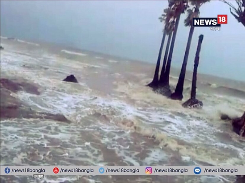 ভাঙনের কবলে দক্ষিণ ২৪ পরগনার মৌসুনি দ্বীপ। ঘরছাড়া হাজার খানেক পরিবার।  ভাঙনের গ্রাসে চলে গিয়েছে দ্বীপের ২১ বর্গ কিলোমিটার এলাকা। সবচেয়ে ক্ষতিগ্রস্ত বালিয়াড়া ও কুসুমতলা। প্রশাসনের সাহায্যের আশায় গ্রামবাসীরা। (News 18 Bangla)
