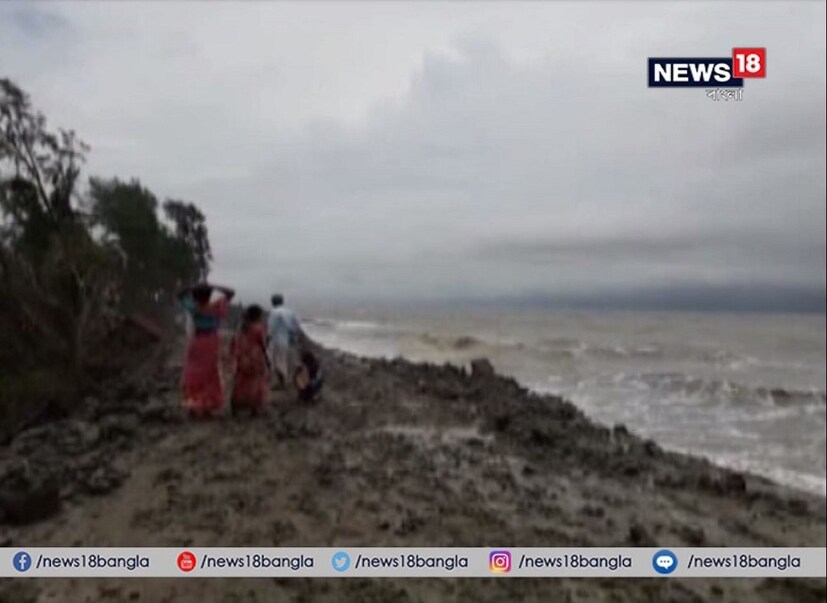 তার ওপর এখন ভরা বর্ষা। প্রতিদিন একটু একটু করে গিলে খাচ্ছে নদী। ভাঙনের গ্রাসে ঘর-বাড়ি-সংসার। পরিস্থিতি এমন জায়গায় পৌঁছেছে যে ঘরছাড়া হাজার খানেক পরিবার। দ্রুত বাঁধ তৈরির দাবি বাসিন্দাদের ৷ (News 18 Bangla)