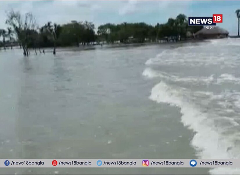 মুড়িগঙ্গায় ভরা কোটালের জেরে প্রবল জলোচ্ছ্বাস ৷ প্লাবিত মৌসুনী দ্বীপের একাংশ ৷ জলবন্দি কয়েক হাজার বাসিন্দা ৷ প্রাণ বাঁচাতে উঁচু জায়গায় আশ্রয় নিচ্ছেন গ্রামবাসীরা ৷ নদী ঘেরা ওই এলাকায় নেই বাঁধ ৷  কোটাল এলেই জলমগ্ন হয় এলাকা ৷ (News 18 Bangla)
