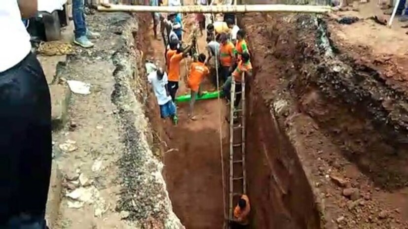 উদ্ধারকাজ সম্পূর্ণ হতে আরও ৪-৫ ঘন্টা সময় লাগতে পারে বলে জানিয়েছেন মোকাবিলা বাহিনী 